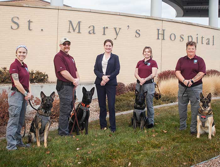 SMMC K-9 group with 4 handlers and their dogs